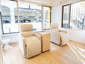 ラビー 南越谷店(Raby)の写真/忙しい方にも人気の同時施術☆時短でキレイになれる！時間を有効活用してさらに輝きませんか？