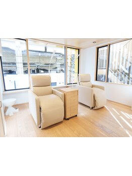 ネイル・アイメニューの同時施術が可能