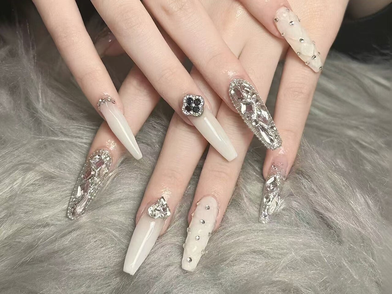 2025年-2026年冬トレンド】ホワイト ワンカラーのネイルデザイン集