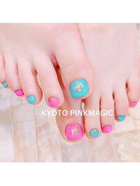 ピンクとブルーのフットネイル