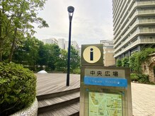 トット(totto.)/正面にある中央広場を通り抜ける