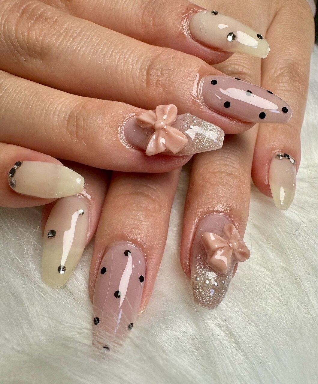2026年冬トレンド】ガーリー ドットのネイルデザイン集｜人気順｜96