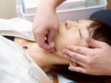 あうる鍼灸接骨院 整体院の雰囲気（小顔鍼灸で左右差、むくみ、たるみ改善！明るく落ち着いた空間）