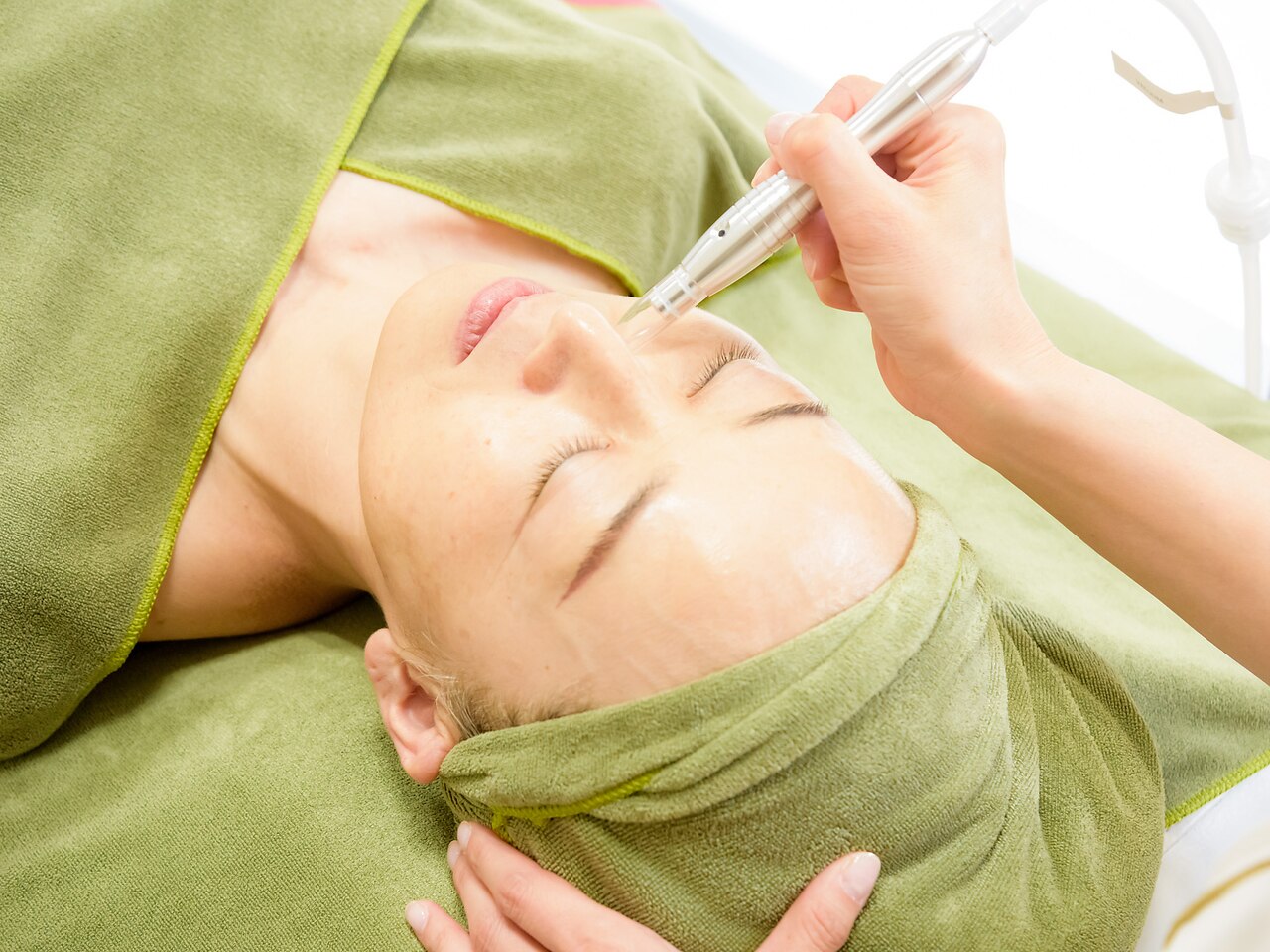 ボディ専用美容器 Amazon.co.jp: 美顔器【美容専門家鈴木監修】EMS 美容器 目元美顔器 多