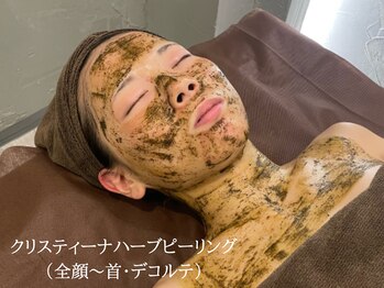ルーミー 南青山(LUME)/ハーブピーリング施術中