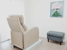 まつ毛の施術はリクライニングチェアでゆったりと♪