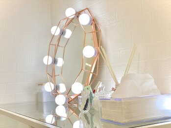 ビューステージ アイブロウサロン 天神/メイクブースご用意しております