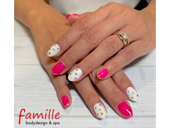 ファミーユ 清田通り店(famille)/ネオンピンク