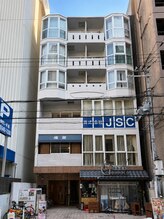 ヘッドミント 本町店/サル食堂さんの隣の建物です