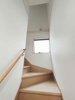 みちる/手すり付きの階段を上がると…