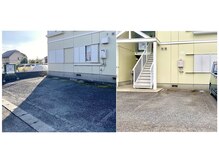 駐車場は店舗前階段下に1台、路地を入ってすぐの道路側2台です。