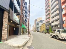 トット(totto.)/緑の屋根のフルーツ屋が見えます