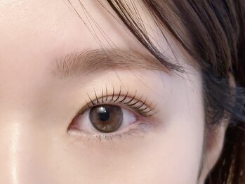 ジョリーシュガー(JOLIE SUGAR)の写真/ナチュラル派さんにも!元の眉とまつ毛を生かし透明感のある目元に!目元と眉のバランスを生かしたデザインに