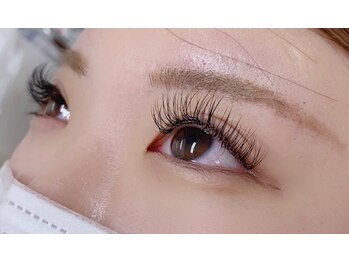 プラスアイ 自由が丘店/長めエクステで印象的なお目元に