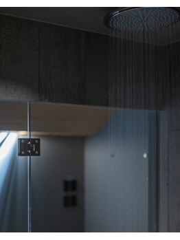 アールイー プライベートサウナ(Re: PRIVATE SAUNA)/オーバーヘッドシャワー