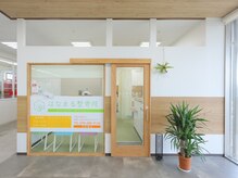 はなまる整骨院の雰囲気(スーパーマルハチ硯町店の2Fにある小さな整骨院です。)