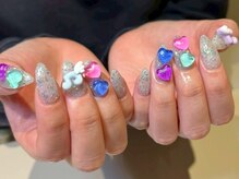 シンプルネイルに遊び心をプラスしたオリジナルデザインが人気！