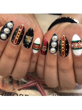 トータルサロン 白べぇーっ プラス/GUCCI風ネイル