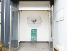 ビシャルム ビューティサロン 古正寺(becharme)の雰囲気（【左側】ネイル・【右側】エステ・脱毛の入り口になります♪）