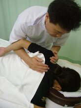 整体アンド足つぼサロン らくだ/肩周りのほぐし