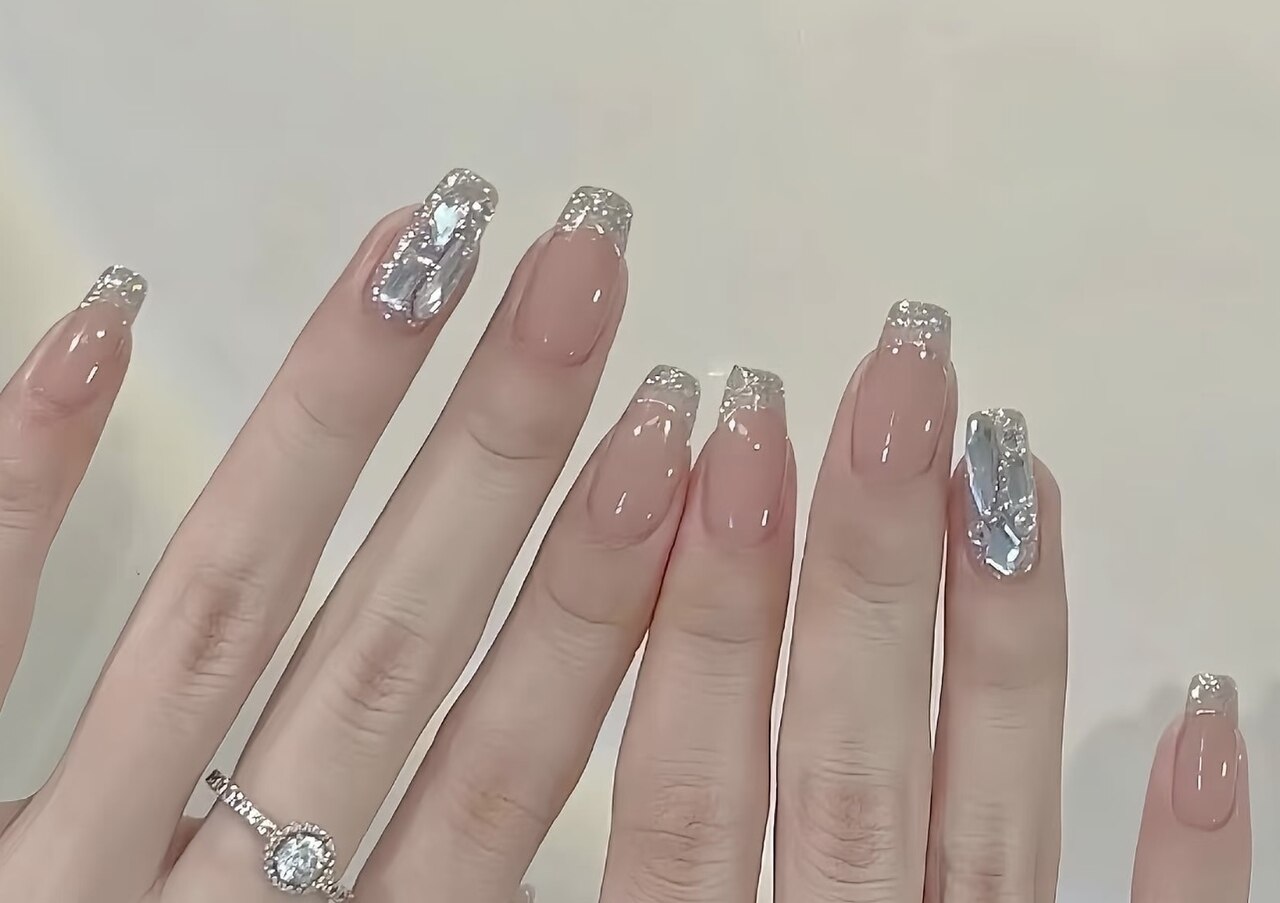 2025年-2026年冬トレンド】シルバー 夏のネイルデザイン集｜人気順