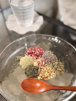 ジスドット(JISOO.)/おかま直伝のよもぎ蒸し