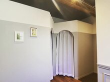 サロンローカヒ(Salon Lokahi)の雰囲気（カーテンを開いて、半個室に！プライベート空間でリラックス！）