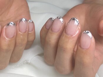 スエン(Suen)/ガラスフレンチ/光を纏うネイル