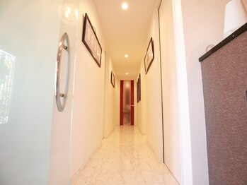 ルージュドポルテ マシェリ(Rouge de Porte Ma Cherie)/個室へと繋がるフロアー