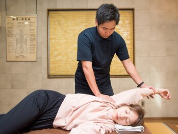 さくっと整体の写真/頑固な首・肩のつらさには「肩甲骨はがし×骨盤矯正」思わず笑顔になる施術、体験してみませんか？