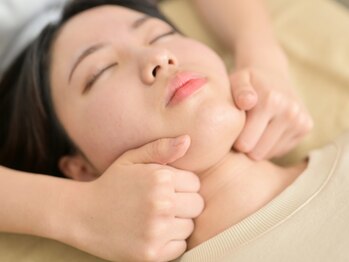 小顔矯正専門店 シンメトリー 梅田の写真/【小顔矯正60分3900円!】首からの矯正でしっかり小顔に♪お顔・身体に無理な負担をかけない優しい施術♪