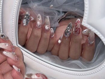 赤リボンがポイントネイル