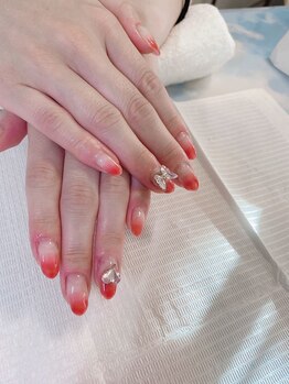 The ネイルサロン/パーツ付きグラデーション