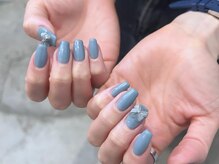 ノラ ミナミアオヤマ(NORA MINAMIAOYAMA)/くすみブルーとグレーリボン