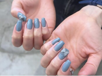 ノラ ミナミアオヤマ(NORA MINAMIAOYAMA)/くすみブルーとグレーリボン