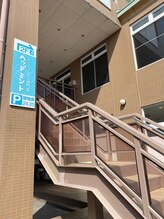 ヘッドミント 彦根店/入り口階段（駐車場は裏にアリ）