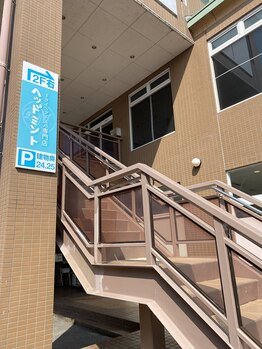 ヘッドミント 彦根店/入り口階段(駐車場は裏にアリ)