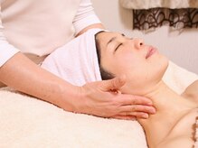 フェイシャルはマッサージ機能付ローリングベッドでセレブ気分♪