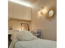 サロン内はグレージュの優しい雰囲気です。