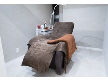 まつげエクステサロン エスラッシュ 大宮店(esLASH)の雰囲気（ふかふかソファは座り心地抜群♪衛生対策も徹底しております）