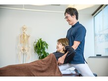 《姿勢矯正》身体の幹である背骨の歪みに対して的確な矯正を入れ、本来のS字バランスへ戻していきます。