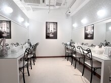 メイクルームへご案内いたします。