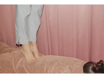 リラクゼーション幸/【施術風景】中国式足踏み施術