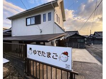 白いお家が目印です！駐車場は前の7番をお使い下さい♪