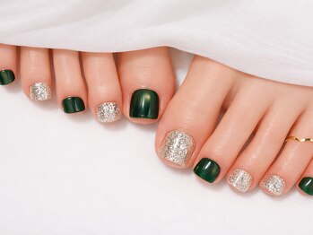 ヴァンネイル みなとみらい馬車道(VINGT NAIL)の写真/おしゃれは足元から♪季節感を取り入れたデザインをご用意！お仕事柄ハンドネイルが出来ない方もおすすめ◎