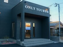 建物向かって右側が入口になります。