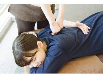 リラク 東急プラザ新長田店(Re.Ra.Ku)/・うつ伏せでリラク系肩甲骨ケア