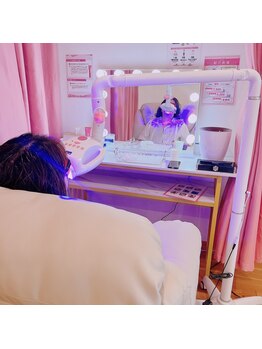 エクシアホワイトニング 西宮北口店/会員様の照射中の写真です！