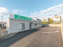 緑区こころ整体院の雰囲気（店舗前に駐車場４台と隣接駐車場に２台完備しております！）
