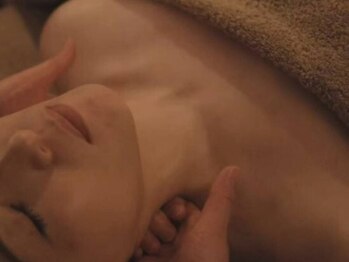 クク 赤坂 天神(99 KUKU)の写真/【“努力のいらない”たるみケア】鍼からお顔の深層に電気を流し、重力に負けない表情筋をつくります